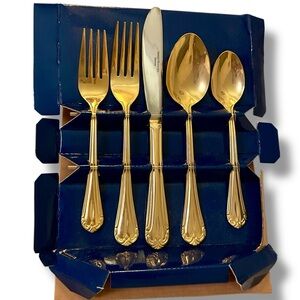 NWOT 8 Piece Luxurious Gold Tone on Stainless Steel Flatware Service Set for One